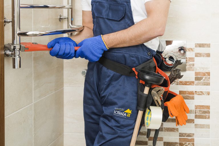 Homme qui travaille sur un chantier Sotraba